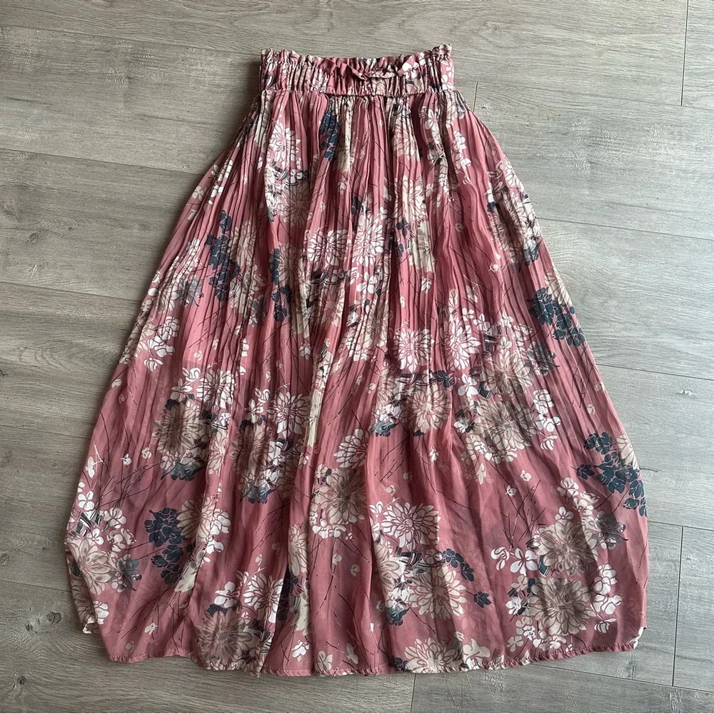 EUC Selfie Leslie Caroline Accordion Pleat Midi Skirt Rose - size XS